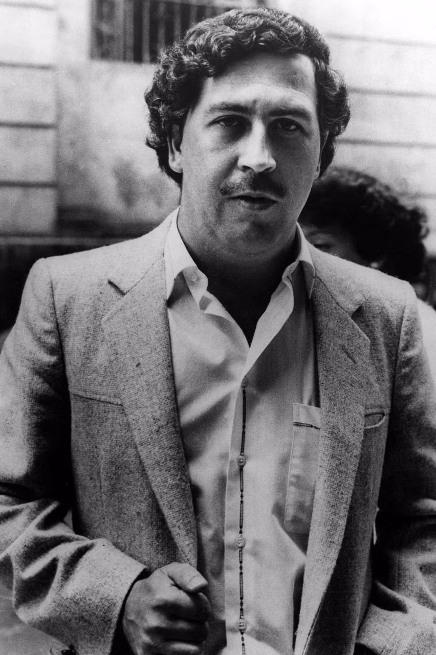 Đến tháng 5/1976, Escobar cùng một số đàn em bị bắt quả tang với 17 kg cocaine khi vừa trở về từ Ecuador. Khi ấy, gã cố hối lộ thẩm phán để thoát tội nhưng không thành công. Sau đó, "ông hoàng cocaine" ra lệnh cho đàn em giết hại hai cảnh sát tham gia vụ bắt giữ. Nhờ đó, hoạt động điều tra chấm dứt và Escobar tiếp tục mở rộng hoạt động.