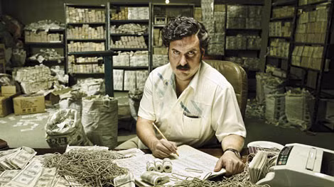Trong thời kỳ đỉnh cao quyền lực, Escobar kiếm được 70 triệu USD mỗi ngày. Băng đảng Medellin Cartel phải bỏ ra hơn 1.000 USD mỗi tuần mua dây chun buộc tiền để cất trong nhà kho. Trong quá trình cất giữ, 10% số tiền bị mất mỗi năm do chuột gặm.