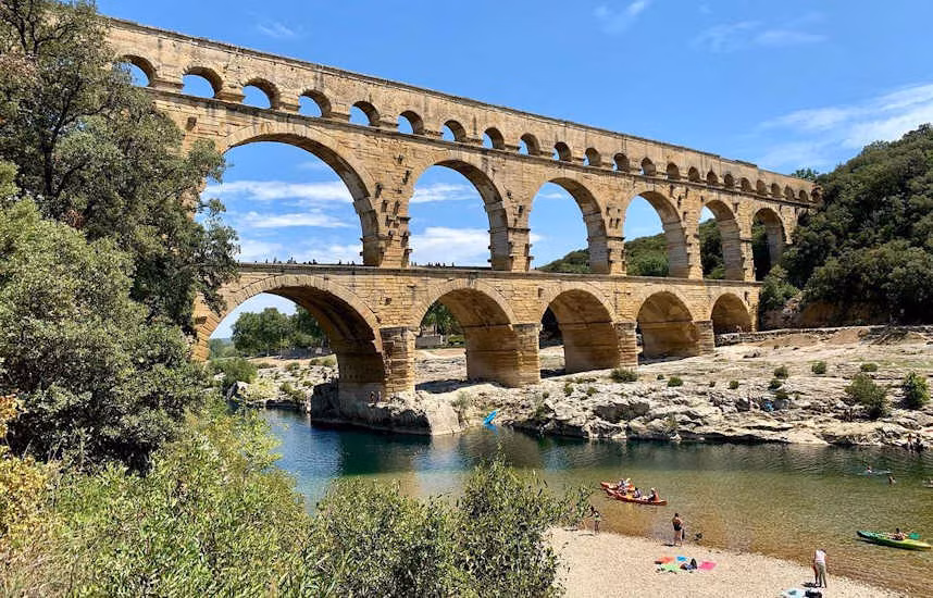 Với kiến trúc hình vòm đặc trưng của đế chế La Mã, những phiến đá tạo thành Pont du Gard được cắt gọt, đục đẽo chính xác đến mức thậm chí không cần sử dụng bất cứ chất kết dính hay loại vữa nào để gắn kết chúng lại với nhau.