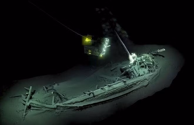 Trong cuộc khảo sát biển Aegean năm 2019, công ty Independent Power Transmission Operator (IPTO) tình cờ phát hiện hàng trăm chiếc bình Hy Lạp cổ đại gần đảo Kythera. Từ đó, họ lần tìm được một xác tàu đắm bị chìm cách đây khoảng 2.500 năm.