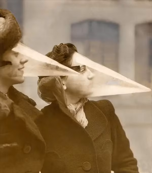 Hai phụ nữ ở Montreal đeo mặt nạ đặc biệt khi xảy ra bão tuyết năm 1939.