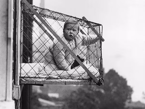 Vào những năm 1930, nhiều gia đình lắp lồng treo ngoài cửa sổ để những đứa trẻ có thể hít thở không khí trong lành.