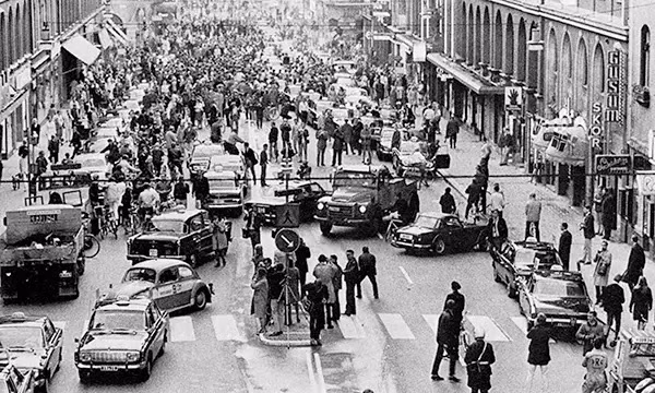 Giao thông hỗn loạn tại thành phố Stockholm, Thụy Điển vào ngày 3/9/1967. Điều này xảy ra khi đây là ngày đầu tiên quốc gia này chuyển từ việc lái xe bên trái đường sang bên phải.