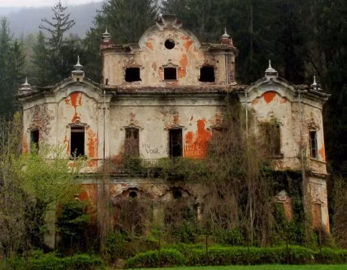 Villa De Vecchi nằm trong khu rừng phía đông hồ Como được coi là "ngôi nhà ma ám" khét tiếng nhất ở Italy. Dinh thự được xây dựng vào giữa thế kỷ 19 và từng là nơi ở của bá tước Felix De Vecchi.