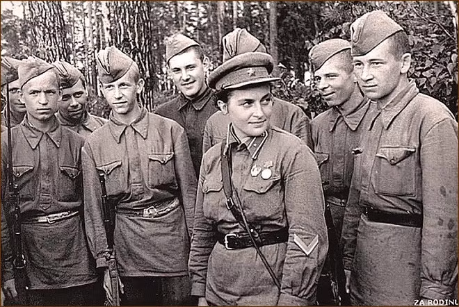 Sau khi phát xít Đức bất ngờ tấn công xâm lược Liên Xô ngày 22/6/1941, Lyudmila xin nhập ngũ để bảo vệ tổ quốc nhưng bị từ chối vì là phụ nữ. Bà còn đưa ra giấy chứng nhận lính bắn tỉa và một huy hiệu xạ thủ xuất sắc từ DOSAAF với hy vọng sẽ được cầm súng ra chiến trường đánh địch. Dù vậy, quan chức Liên Xô vẫn từ chối và đề nghị bà làm công việc y tá.
