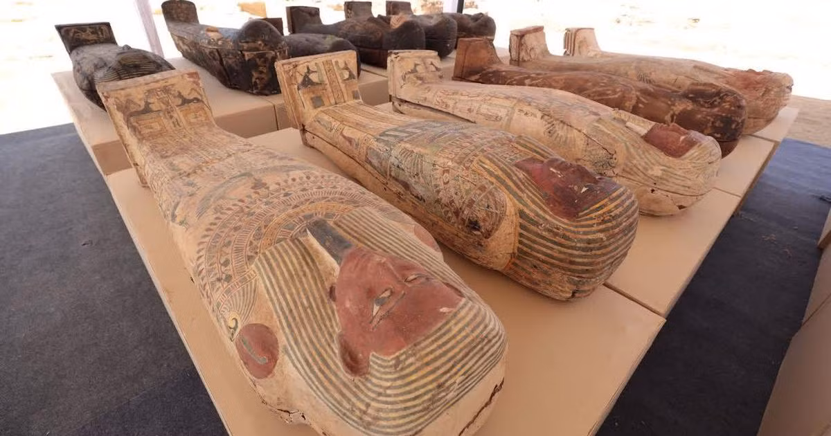 Tiếp đến, Saqqara trở thành nghĩa địa nổi tiếng, nhiều người muốn được chôn cất tại đây sau khi qua đời là vì một số pharaoh Ai Cập đầu tiên đã xây dựng lăng mộ của họ ở đó. Cụ thể, trong triều đại thứ hai (khoảng năm 2800 trước Công nguyên đến năm 2650 trước Công nguyên), các pharaoh Hotepsekhemwy, Reneb và Ninetjer đều xây dựng lăng mộ tại Saqqara.