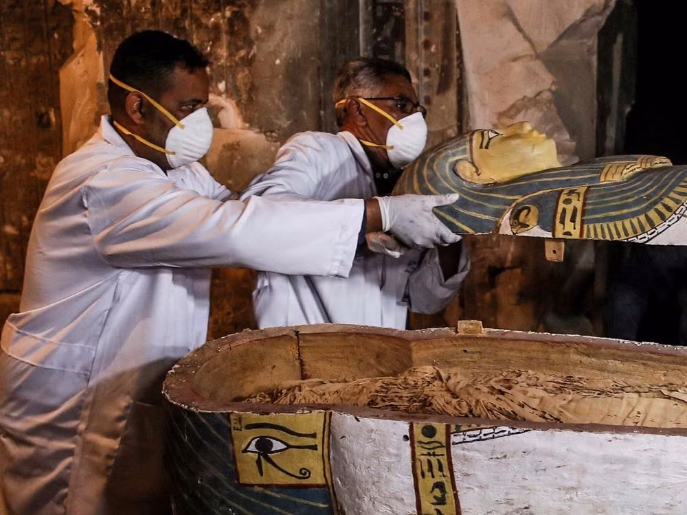 Một lý do khác khiến Saqqara trở thành lựa chọn hàng đầu để xây dựng lăng mộ là vì địa điểm này được người Ai Cập cổ đại tin rằng có sự liên kết với các vị thần. Theo họ, Saqqara là nơi ở của nhiều vị thần nổi tiếng như thần chết Sokar.