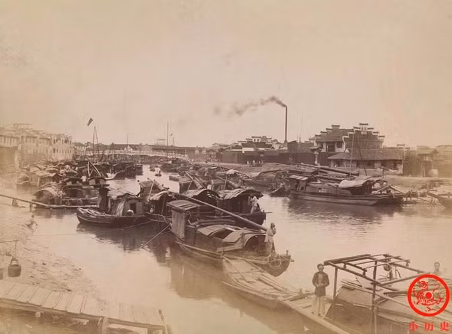 Thuyền bè ra vào tấp nập cho thấy hoạt động giao thương trên sông Tô Châu vô cùng phát triển.