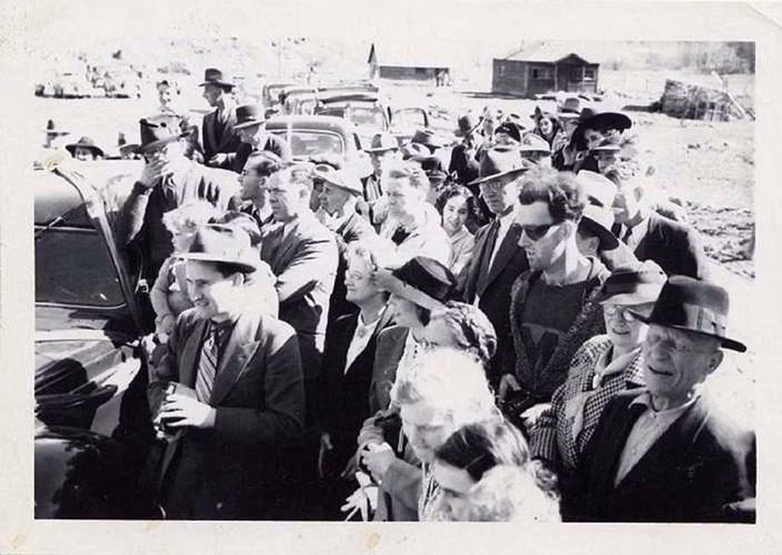Được chụp tại cầu South Forks, Gold Bridge, Canada năm 1941, bức ảnh khiến nhiều người chú ý đến một người đàn ông (đứng thứ 3, hàng 1 bên phải) mặc trang phục khá hiện đại gồm áo thun và cardigan, đeo kính râm và cầm trên tay món đồ trông giống máy ảnh. Người này ăn mặc khác với những người xung quanh làm dấy lên suy đoán ông có thể là nhà du hành thời gian từ tương lai trở về quá khứ.