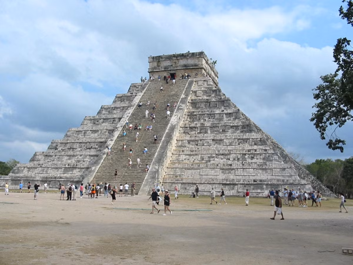 Do là nơi chôn cất vua chúa hoặc tầng lớp quý tộc nên bên trong những kim tự tháp này có chứa nhiều đồ tùy táng quý giá như mặt nạ ngọc thạch (dành cho người chết), hạt ngọc thạch, lưỡi dao bằng đá thủy tinh núi lửa, xương sống cá đuối...