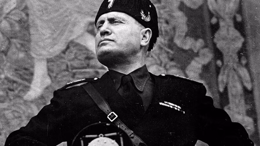 Trong thời gian nắm quyền, Mussolini điều hành đất nước một cách hung bạo, độc đoán, sẵn sàng tàn sát bất cứ ai ngáng đường hoặc có ý định chống đối.
