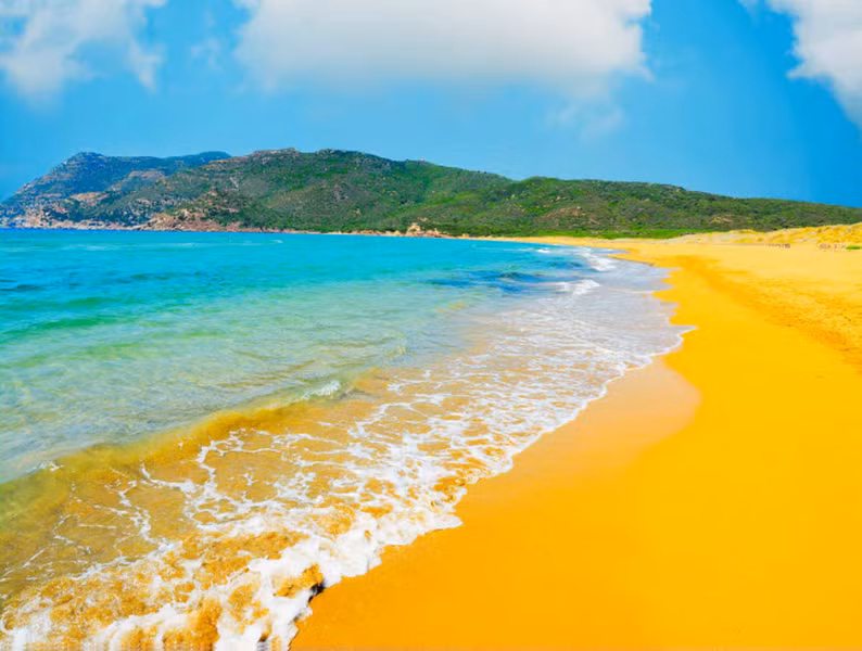 Bãi biển Porto Ferro, Italia: Bãi biển trên đảo Sardinia hấp dẫn du khách với cát mịn và có màu vàng tươi như nghệ. Màu đặc trưng này là do cát ở đây có chứa nhiều sắt.