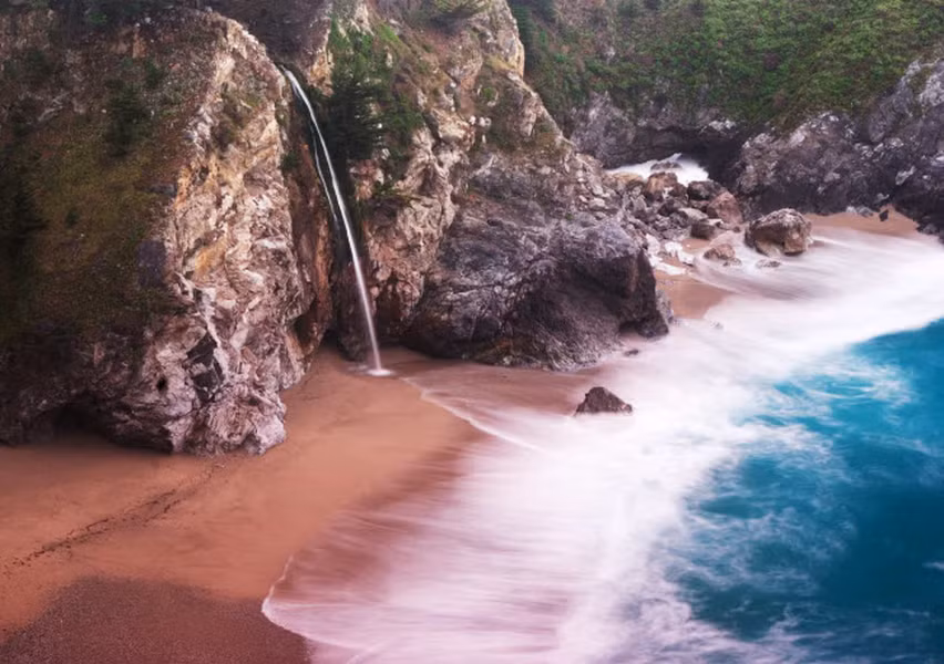 Bãi biển Pfeiffer, Mỹ: Nằm ở khu vực Big Sur thuộc bang California, bãi biển này có cát màu hồng độc đáo. Màu sắc của nó bắt nguồn từ đá chứa ma-giê hồng từ các vách núi xung quanh.