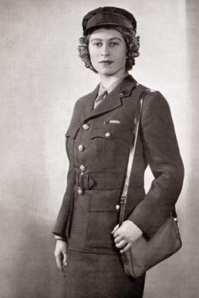 Vua George VI đảm bảo rằng con gái mình - Công chúa Elizabeth không được hưởng bất kỳ đặc quyền nào trong quân đội.