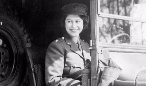 Ngay cả sau khi Thế chiến 2 kết thúc và lên ngôi kế vị vua cha, Nữ hoàng Elizabeth II thường xuyên tự lái xe mà không cần bằng lái xe. Đây là một trong những đặc quyền của Nữ hoàng Anh.