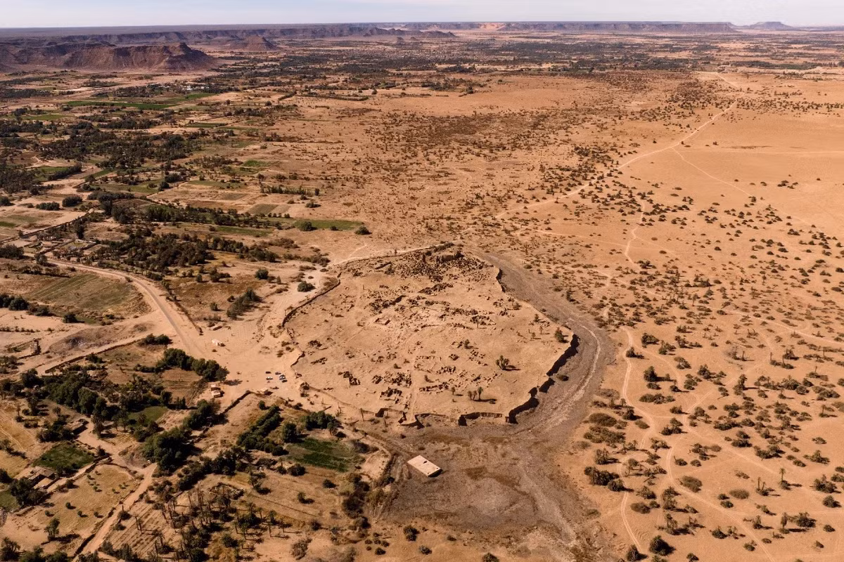 Các chuyên gia đã dành nhiều thời gian nghiên cứu tàn tích của nền văn minh Garamantes ở sa mạc Sahara đã biến mất từ cuối thế kỷ thứ 7 sau Công nguyên. Đây là xã hội đô thị hóa đầu tiên được biết đến là đã hình thành trên điều kiện sa mạc.