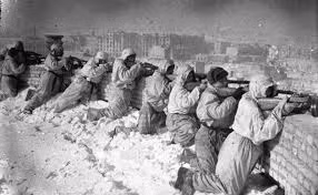 Trận chiến đẫm máu nhất trong Chiến tranh thế giới thứ 2 là trận Stalingrad diễn ra giữa Liên Xô với phát xít Đức từ ngày 23/8/1942 - 2/2/1943. Theo ước tính, khoảng 2 triệu người thương vong trong trận chiến cam go này.
