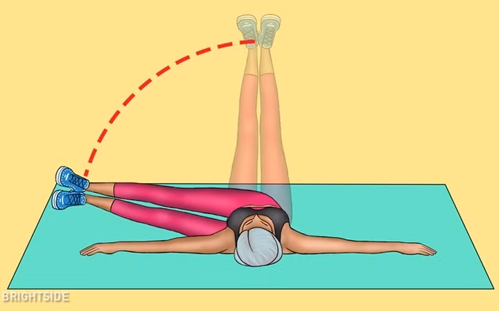 Nằm ngửa, gập đầu gối và 2 tay dang rộng. Sau đó, nâng cùng lúc 2 chân lên cao tạo thành một góc vuông vời sàn. Xoay hông và đưa hai chân về cùng một phía sau đó đưa chân trở về ví trí vuông góc ban đầu.