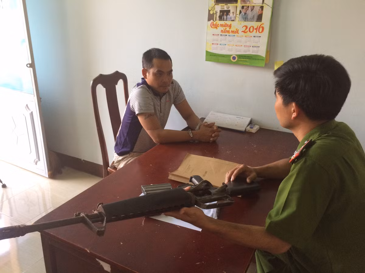 Cơ quan công an đang làm viẹc với đối tượng.
