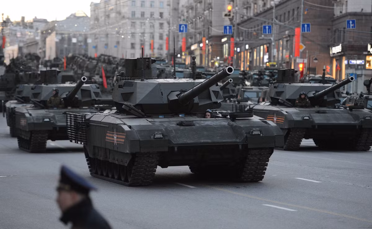 Về phần siêu tăng T-14 Armata, dù số lượng chế tạo có thể đã lên tới hàng chục chiếc nhưng cơ bản hiện các xe tăng vẫn còn nằm trong giai đoạn thử nghiệm đánh giá tính năng kỹ chiến thuật, cũng như khắc phục các vấn đề còn tồn tại. Nguồn ảnh: Wikipedia