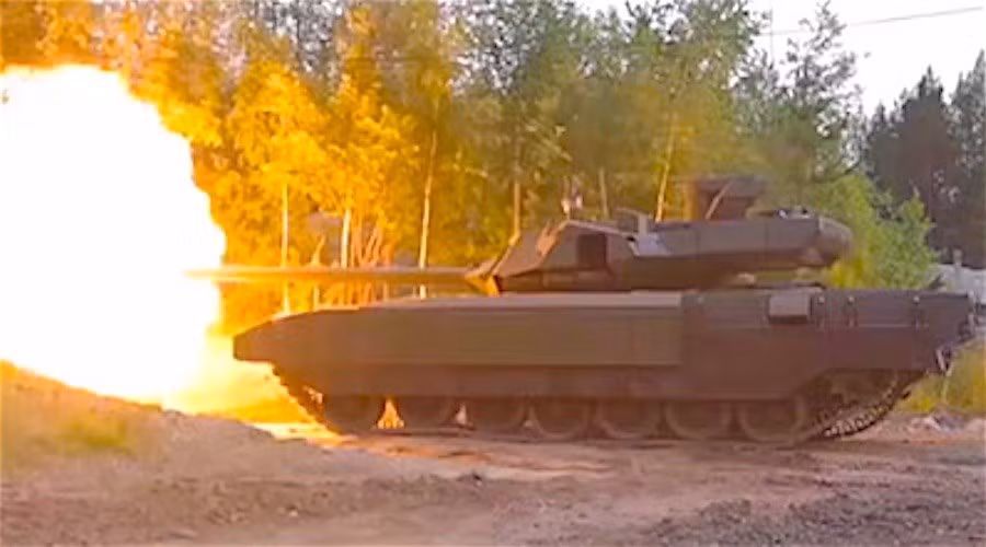 Ví dụ như hỏa lực của T-14 Armata dược coi là chưa tương xứng với một mẫu xe tăng mang tính cách mạng, xe tăng của tương lai. Pháo 125mm 2A82-1M dẫu sao cũng chỉ là khẩu pháo cải tiến trên cơ sở loại 2A46 trang bị trên các xe tăng thế hệ 3 như T-72, T-80 và T-90. Người ta tin rằng, T-14 Armata cần được trang bị pháo chính 152mm qua đó đủ sức quét sạch mọi loại tăng Mỹ, NATO. Nguồn ảnh: Wikipedia