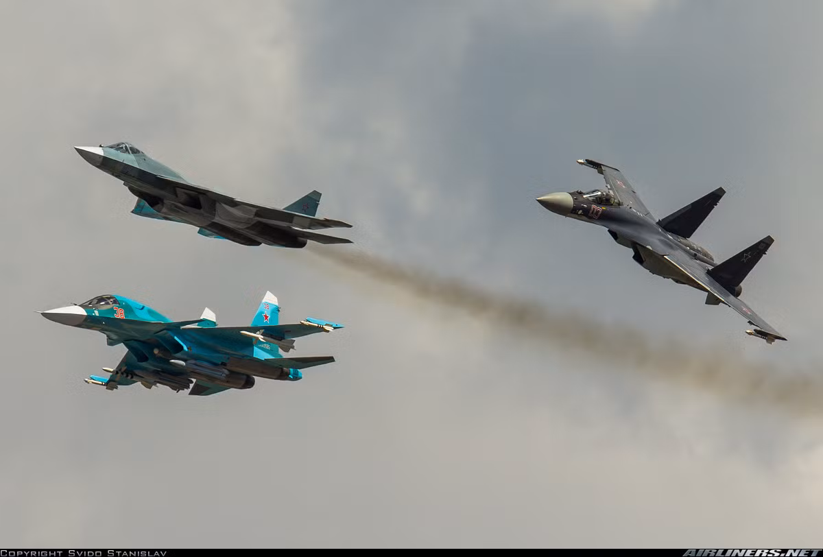 Mới đây, ông Alexander Mikheev - Tổng Giám đốc Tổng công ty quản lý xuất khẩu vũ khí Rosoboronexport vừa đưa ra tuyên bố chấn động rằng, Rosoboronexport có ý định bán máy bay tiêm kích thế hệ thứ 5 Su T-50, hệ thống phòng không S-500 và cả siêu tăng T-14 Armata. Tuyên bố này trái ngược hoàn toàn so với những dự đoán của giới chuyên gia quân sự Nga trong mấy năm qua về triển vọng xuất khẩu Su T-50 hay T-14 Armata. Nguồn ảnh: Airlines.net