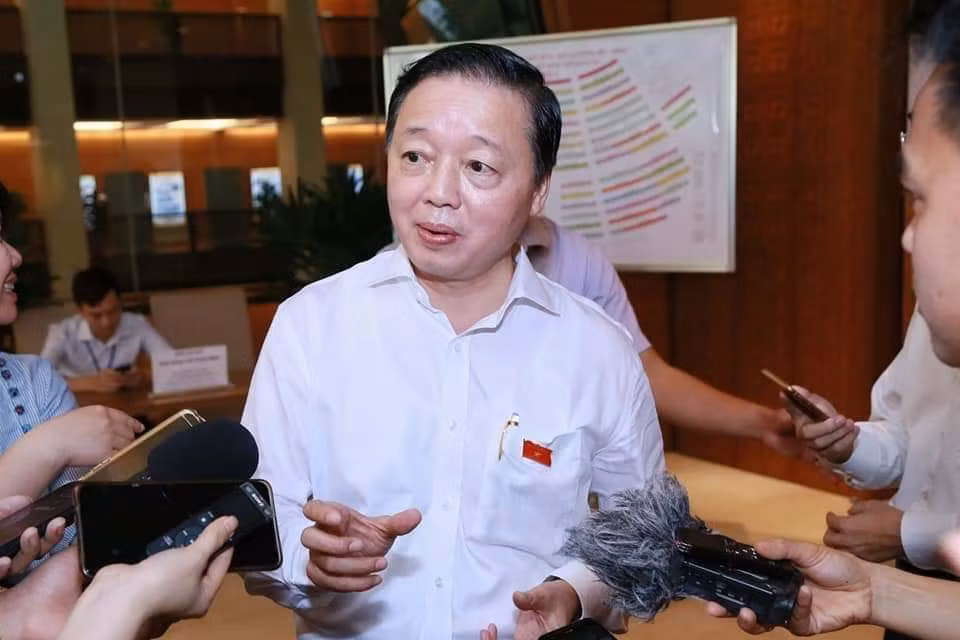 Những ngày qua, dư luận xôn xao về việc Bộ trưởng Bộ Tài nguyên và Môi trường Trần Hồng Hà đề xuất phương án thu phí rác thải theo khối lượng, thay vì phương án thu bình quân theo hộ như trước đây, trong phiên họp Quốc hội vào sáng 11/6.