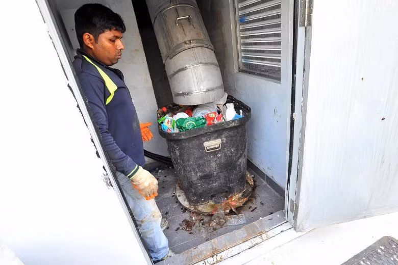 Trước Việt Nam, đề xuất thu phí rác theo khối lượng từng được đề xuất thực hiện ở Singapore. Vào năm 2019, Cơ quan Môi trường Quốc gia Singapore (NEA) cho hay trong tương lai có thể thu phí rác đối với các hộ gia đình. Việc làm này được kỳ vọng giúp các hộ gia đình theo dõi lượng rác thải từ đó ý thức hơn việc thải rác và giảm số lượng rác thải của các hộ gia đình, từ đó giảm lượng rác phải đưa tới bãi tập kết duy nhất của quốc đảo.
