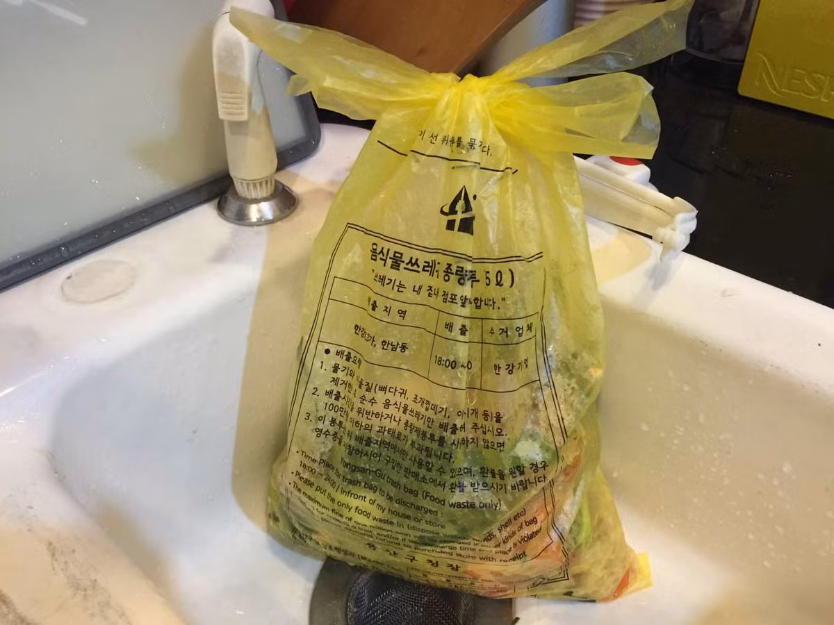 Giá của túi thu gom ở Hàn Quốc chiếm 40% tổng chi phí xử lý rác, nhà nước bù 60% còn lại. Việc làm này giúp người dân giảm bớt khối lượng rác thải xả ra cũng như tăng tỷ lệ tái chế rác.
