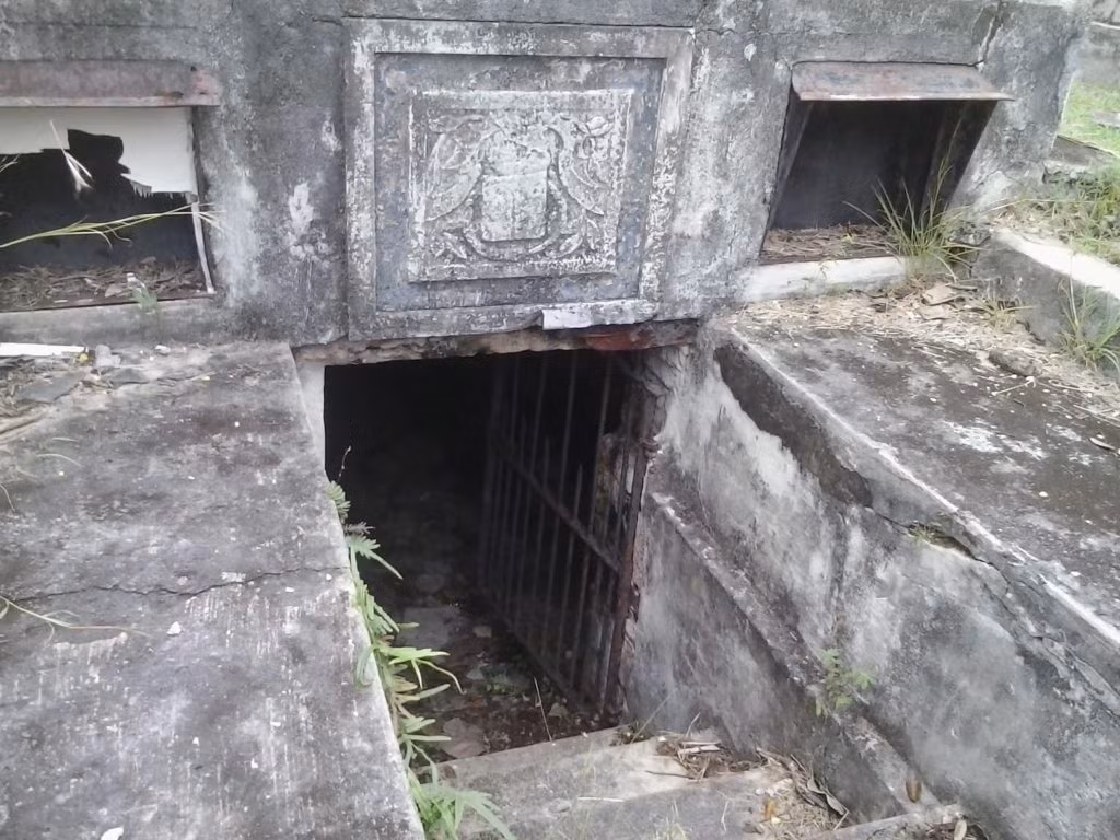 Đến những năm đầu thế kỷ 19, hầm mộ của gia đình nhà Chase trở thành tâm điểm thu hút sự chú ý của dư luận khi xảy ra sự việc lạ lùng khó lý giải.