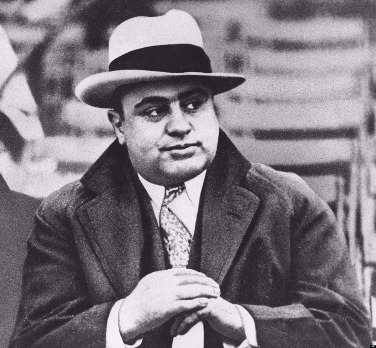 Al Capone cũng mua chuộc nhiều quan chức cấp cao để tránh bị bắt giữ, khởi tố.