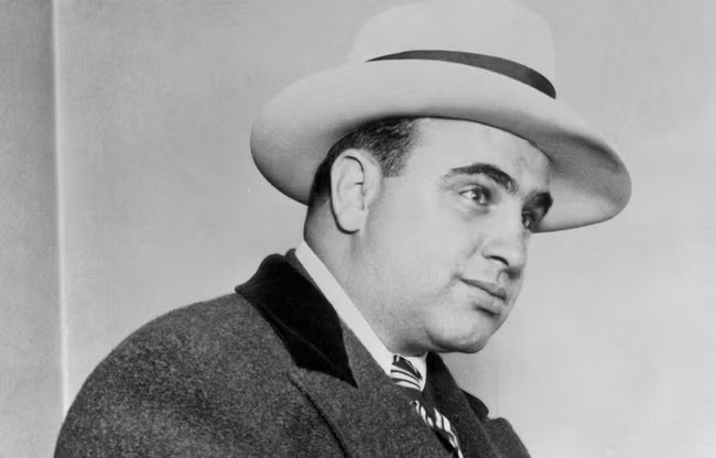 Vào tháng 8/1934, Al Capone được chuyển đến nhà tù Alcatraz kiên cố nhất nước Mỹ. 5 năm sau, gã tội phạm khét tiếng một thời được trả tự do và sống ở Miami. Cuối cùng, y chết năm 1947.