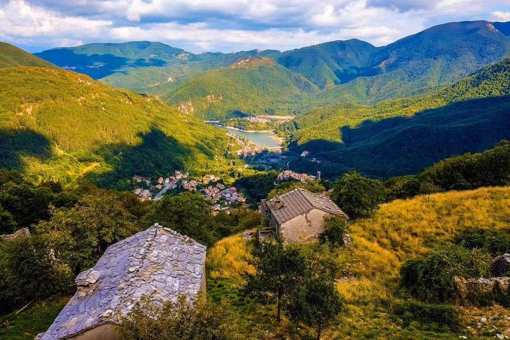 Kể từ đó đến nay, hồ Lac di Vagli được rút cạn nước 4 lần là vào các năm: 1958, 1974, 1983 và 1994. Khi ấy, ngôi làng Fabbriche di Careggine "lộ diện" trước công chúng.