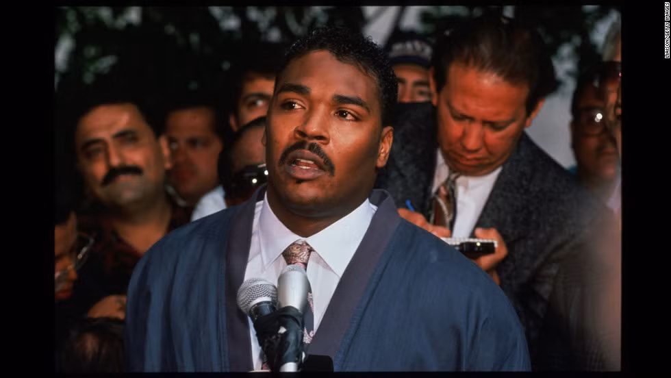 Bắt đầu từ vụ việc của Rodney King (trong ảnh), cuộc bạo loạn kéo dài trong 6 ngày nhưng diễn ra hết sức tồi tệ và nguy hiểm. Nguyên do là bởi tình trạng cướp bóc, tấn công, đốt phá, thậm chí là giết người xảy ra một cách nghiêm trọng.