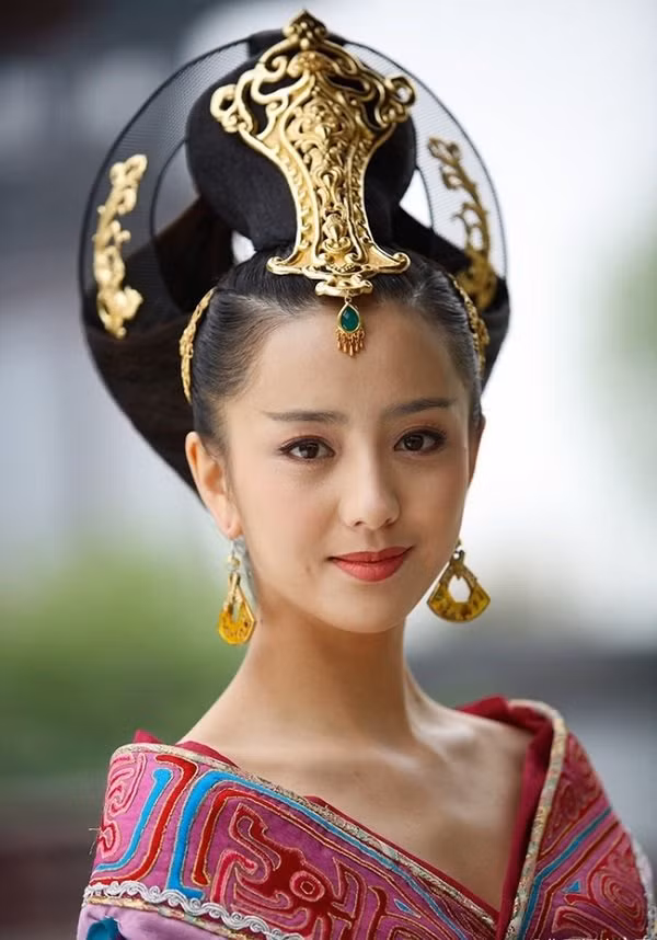 Khi đã trở thành mẫu nghi thiên hạ, Triệu Phi Yến bộc lộ rõ bản chất độc ác của mình khi không thể mang thai sinh con trai nối dõi cho Hán Thành Đế.