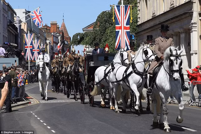 Cụ thể, trung đoàn Household Cavalry tham gia vào nhiều chiến dịch lớn của Quân đội Anh kể từ những năm 1660.