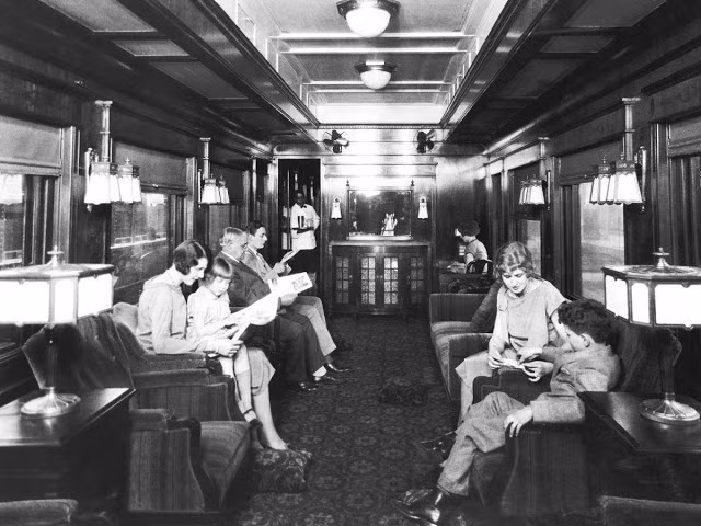 Một số cặp vợ chồng cùng con cái đi du lịch bằng tàu hỏa ở Mỹ năm 1926.