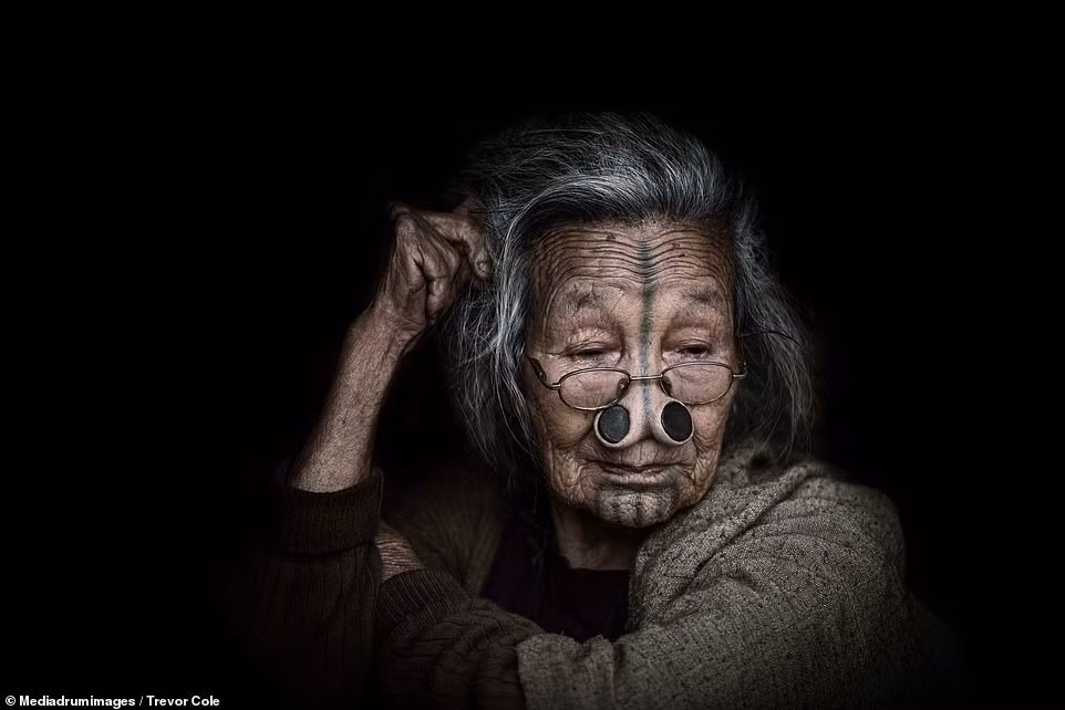 Hộp sọ của kẻ thù được người Konyak treo trên cây "thiêng" ở ngay lối vào của ngôi làng.