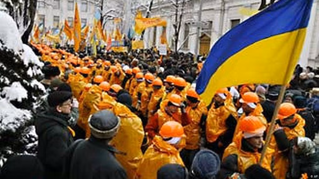Những người biểu tình yêu cầu Tòa án Tối cao Ukraine hủy bỏ kết quả bầu cử và tiến hành cuộc bầu cử mới.
