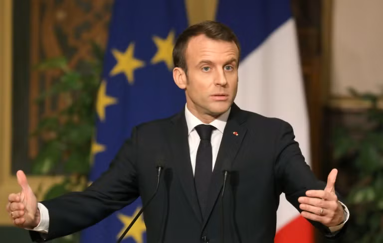 Để giải quyết vấn đề này, ngày 5/12/2018, chính quyền của Tổng thống Emmanuel Macron quyết định huỷ bỏ kế hoạch tăng thuế nhiên liệu. Tổng thống cũng công bố gói biện pháp trị giá 10 tỷ EUR (11,4 tỷ USD) bao gồm tăng lương tối thiểu, trả lương ngoài giờ miễn thuế và miễn thuế cho người nghỉ hưu có thu nhập thấp. Nhờ vậy, các cuộc biểu tình dần kết thúc.