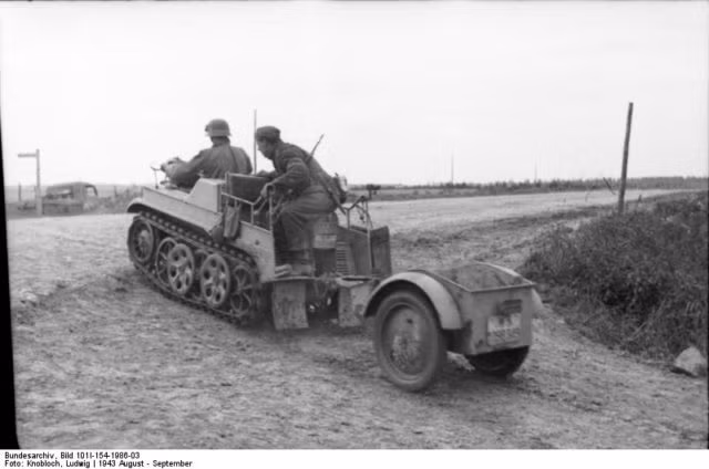 Theo thiết kế, Kettenkrad là vũ khí "lai" nửa xe máy nửa xe tăng. Các nhà khoa học làm việc cho Hitler đã sáng chế ra vũ khí này năm 1939.