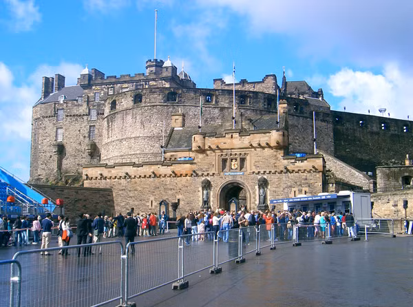 Những lời đồn xuất phát từ việc bên trong lâu đài cổ kính Edinburg có một hầm ngục. Nơi đây thường giam giữ những tù nhân chiến tranh bị bắt trong các cuộc chiến.