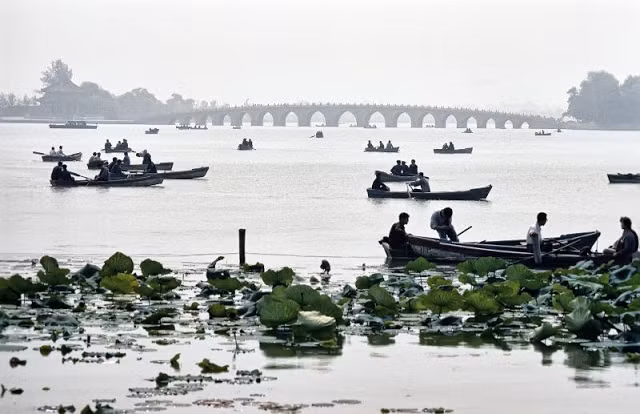 Nhiều người dân đi chèo thuyền, ngắm cảnh ở hồ nước tại Bắc Kinh.
