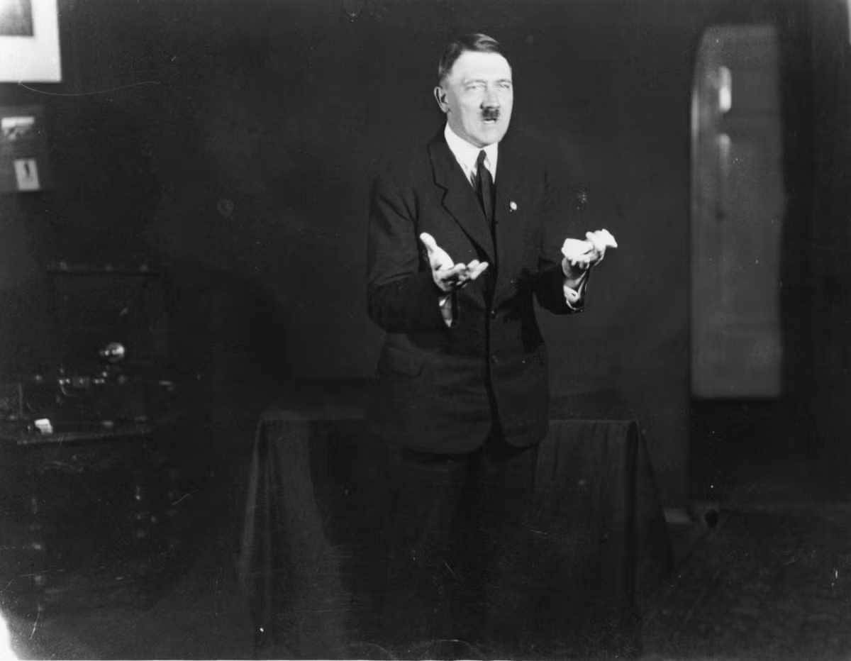Heinrich Hoffmann được phép chụp ảnh Hitler luyện tập phát biểu khi sử dụng mọi tư thế, biểu cảm khác nhau để bài diễn thuyết trở nên ấn tượng với khán giả.