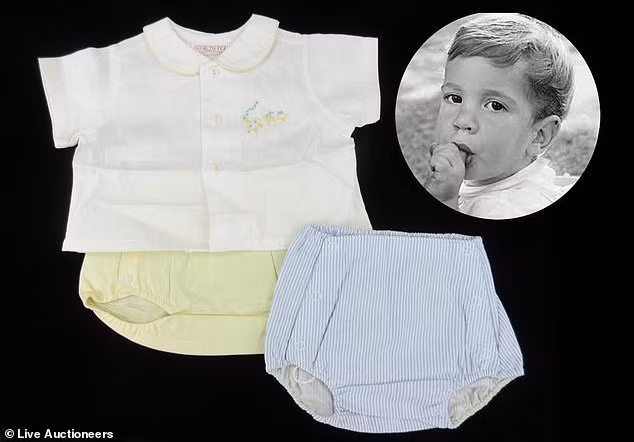 Đây là bộ quần áo sơ sinh mà Tổng thống Kennedy mặc lúc nhỏ.
