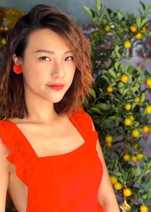Sau khi chia tay Huỳnh Anh, Hoàng Oanh hẹn hò và kết hôn với doanh nhân người Mỹ điển trai tên Jack.