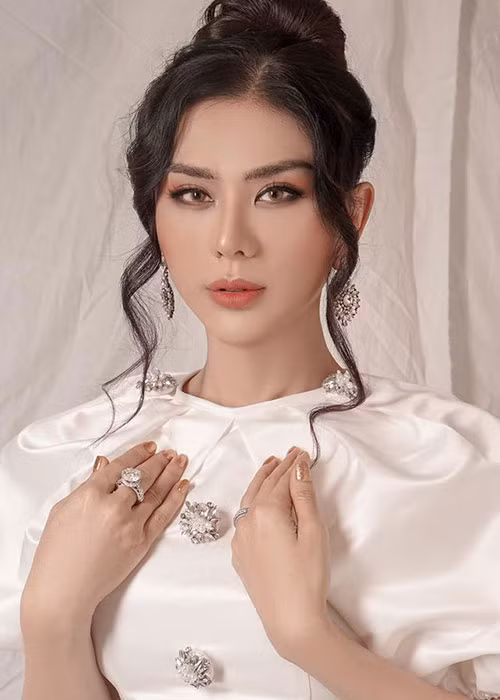 Sợ vợ thiệt thòi, ông xã của Lâm Khánh Chi đã mua nhẫn kim cương tặng vợ.