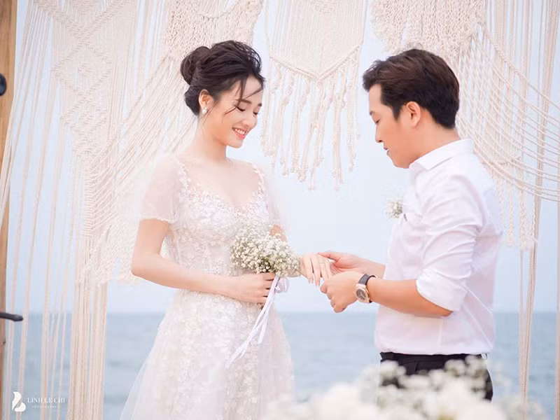 Trường Giang trao nhẫn cưới cho Nhã Phương.