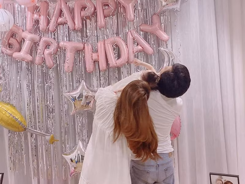 Trường Giang khoe vợ con nhân dịp sinh nhật lần thứ 37. "Cảm ơn hai mẹ con", danh hài viết ngắn gọn.