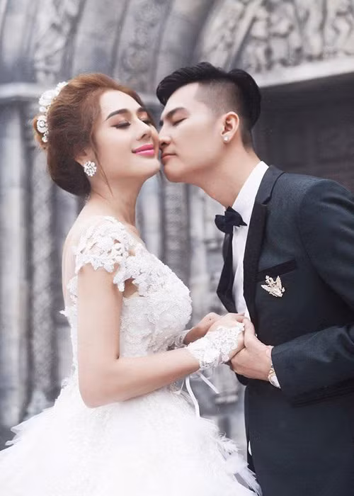 Mới đây, Lâm Khánh Chi xác nhận thông tin dọn về nhà bố mẹ đẻ, không còn sống chung với ông xã kém tuổi Phi Hùng. Trước đó, cặp đôi có hạnh phúc vô cùng viên mãn.